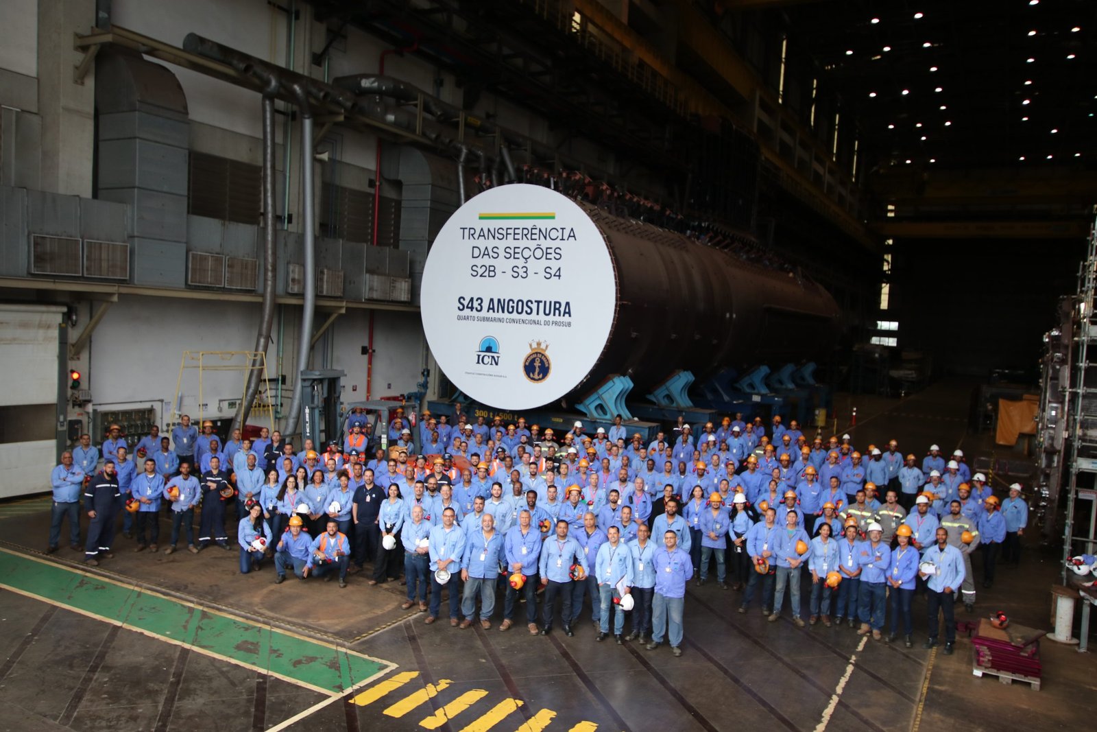 Última seção do submarino Angostura a caminho do Estaleiro de Construção