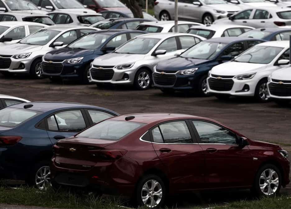 Governo anuncia redução de impostos na compra de carros populares