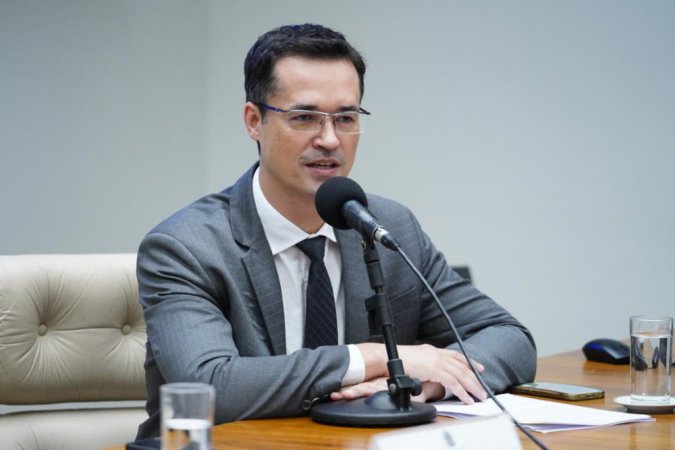 Pós cassação, Deltan Dallagnol retorna a Curitiba e um deputado propõe anistia à ex-procurador