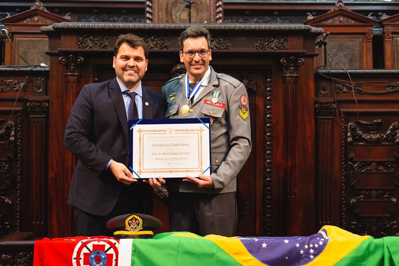 Prefeito de Mangaratiba, Alan Bombeiro, recebe a Medalha Tiradentes