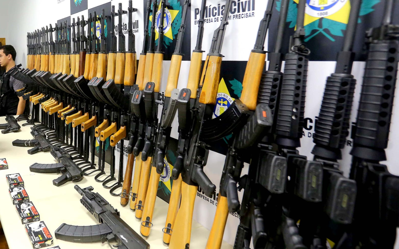 RJ vai pagar bônus de R$ 5 mil para policiais que apreenderem fuzis