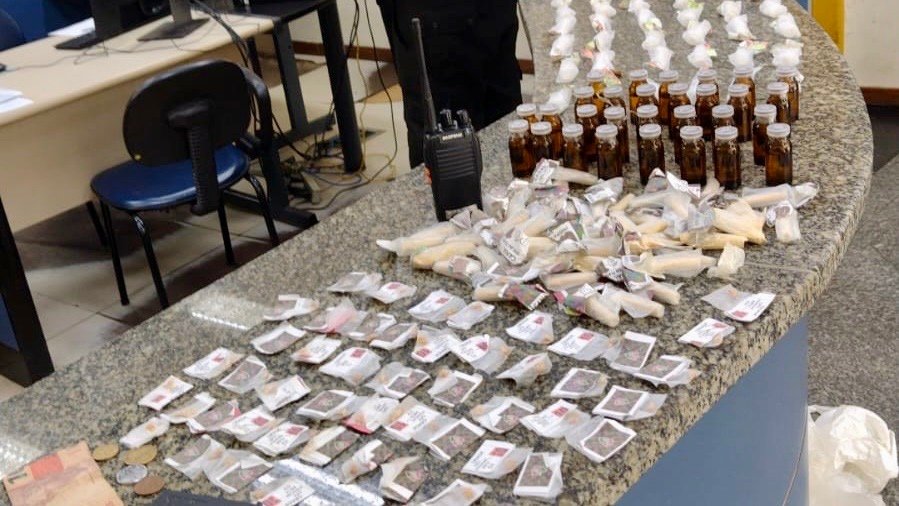 Ação do PROEIS Resulta na Prisão de Cinco Traficantes e Apreensão de Drogas em Itaguaí