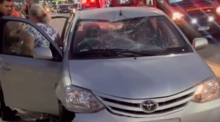 Carro invade ciclovia e deixa feridos em Copacabana