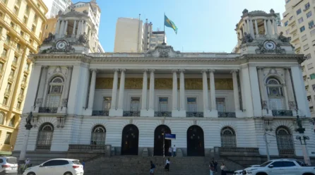 Após protestos, a Câmara do Rio aprovou hoje a lei que altera os direitos dos servidores