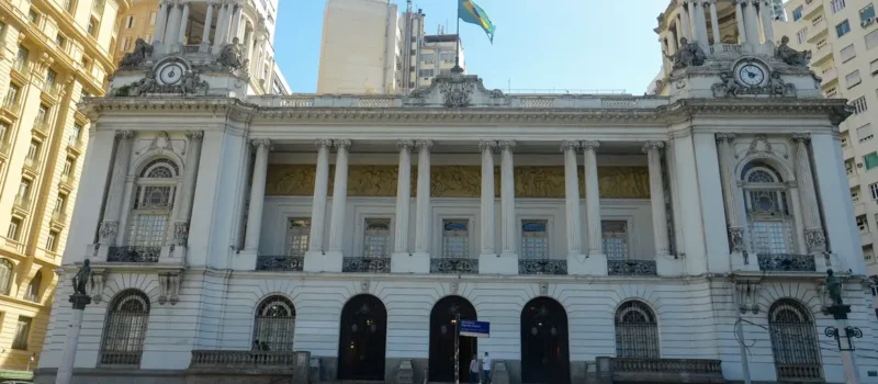 Após protestos, a Câmara do Rio aprovou hoje a lei que altera os direitos dos servidores