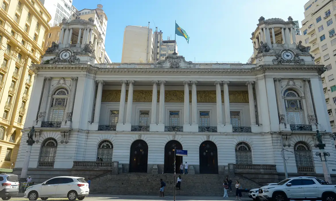 Após protestos, a Câmara do Rio aprovou hoje a lei que altera os direitos dos servidores