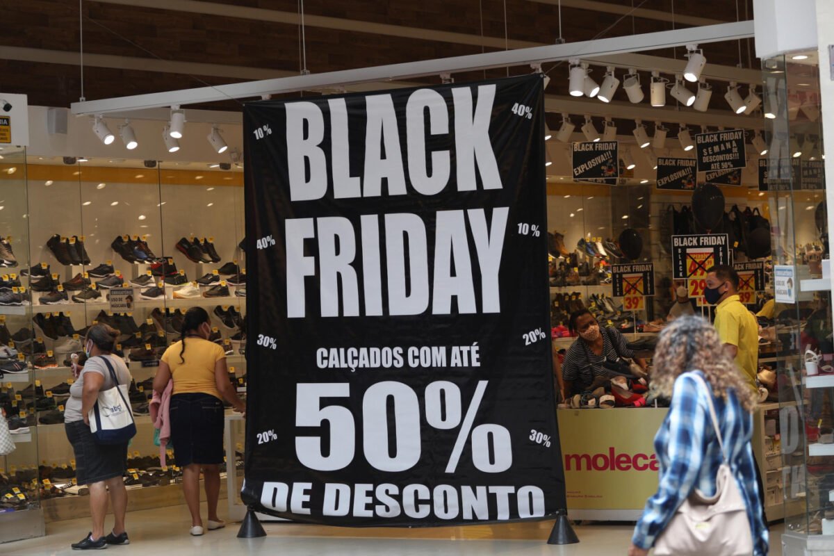 Nove em cada dez brasileiros planejam aproveitar a Black Friday 2024