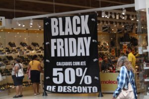 Nove em cada dez brasileiros planejam aproveitar a Black Friday 2024