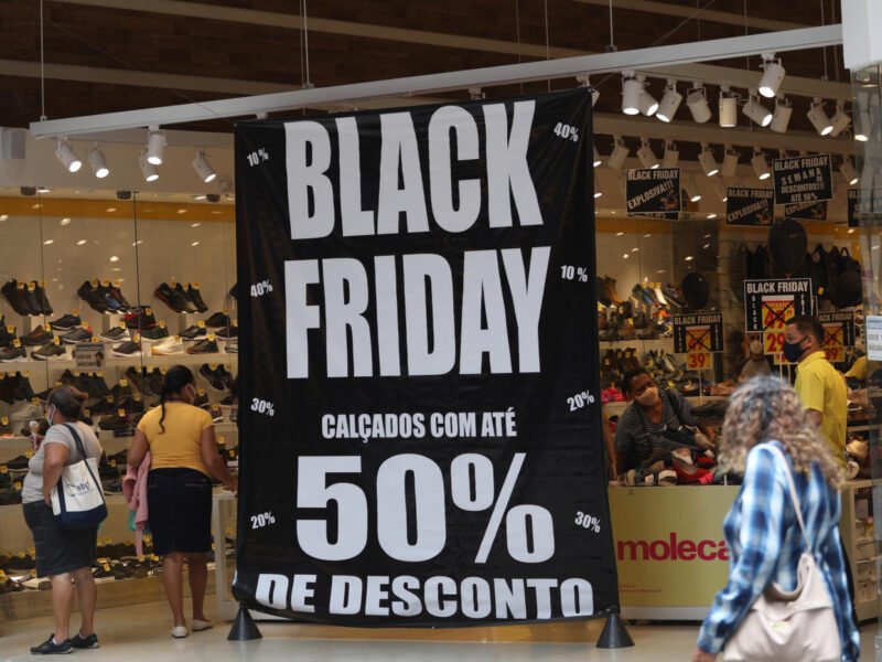 Nove em cada dez brasileiros planejam aproveitar a Black Friday 2024