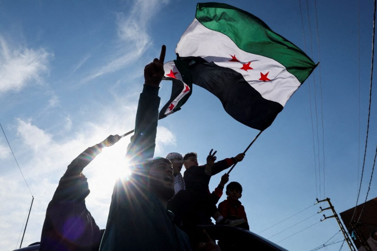 Multidões comemoram queda de Bashar al-Assad após 24 anos no poder na Síria