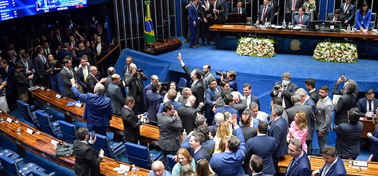 Senado aprova destinação de 2% do PNHU para regularização de favelas e áreas de invasão