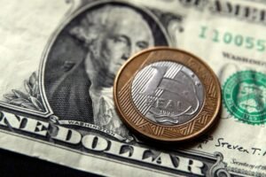Dólar atinge novo recorde nominal do Plano Real e Bolsa supera 127 mil pontos