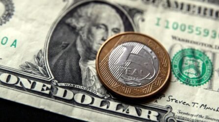 Dólar atinge novo recorde nominal do Plano Real e Bolsa supera 127 mil pontos