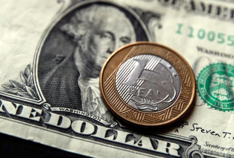 Dólar atinge novo recorde nominal do Plano Real e Bolsa supera 127 mil pontos