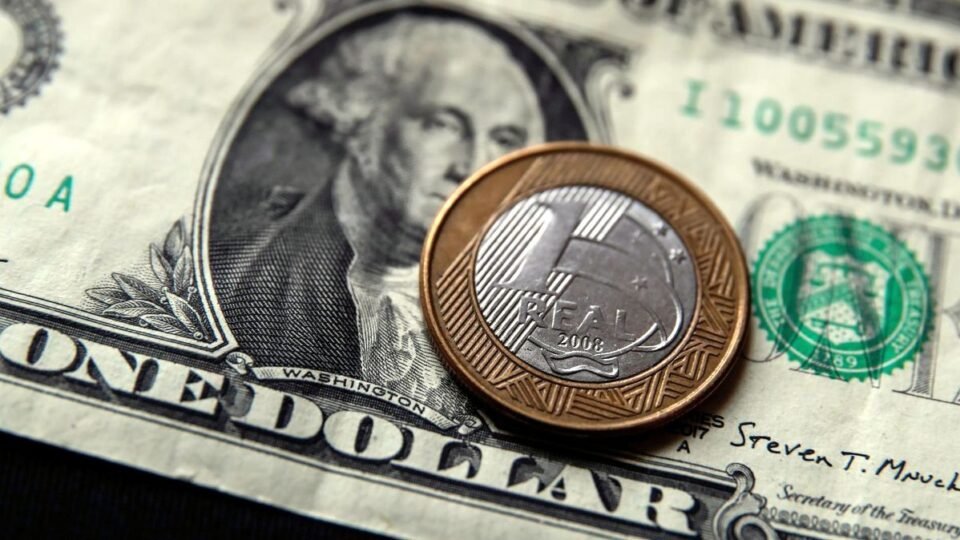 Dólar atinge novo recorde nominal do Plano Real e Bolsa supera 127 mil pontos