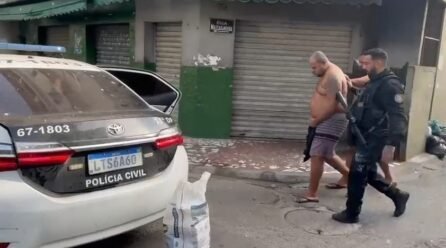 Operação Torniquete: 13 presos, 68 veículos recuperados e grande apreensão de armas e drogas na Maré