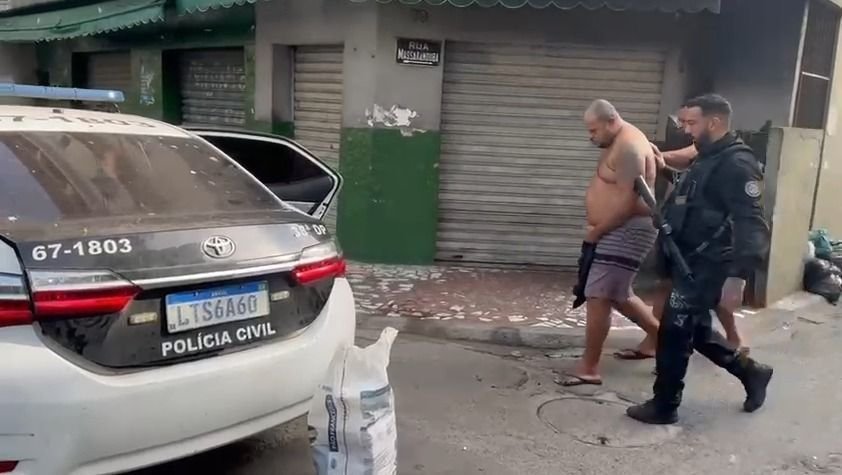 Operação Torniquete: 13 presos, 68 veículos recuperados e grande apreensão de armas e drogas na Maré